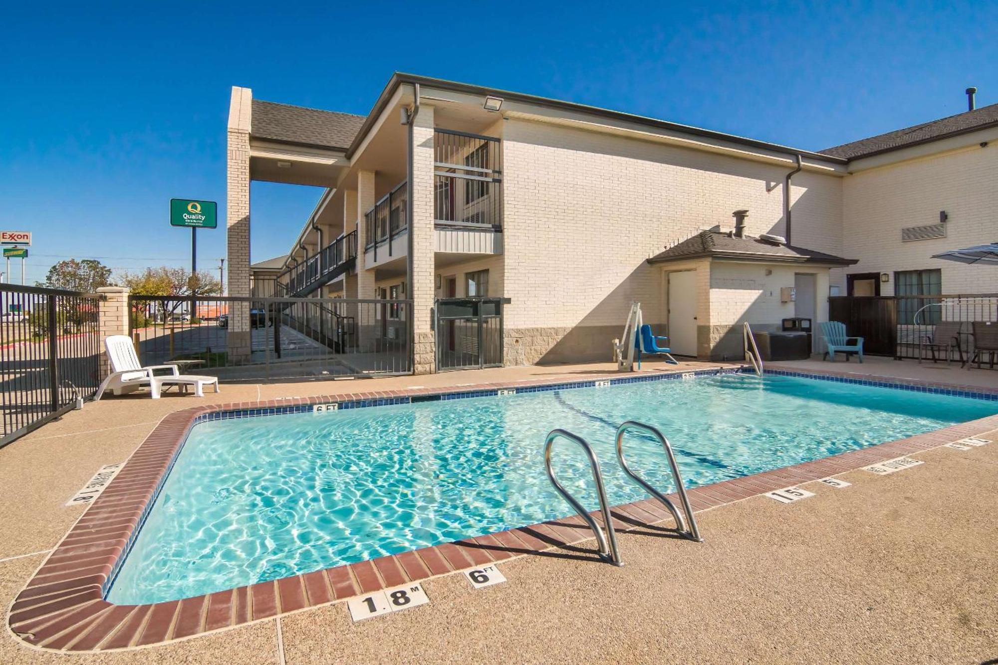 Quality Inn & Suites Weatherford Exteriör bild